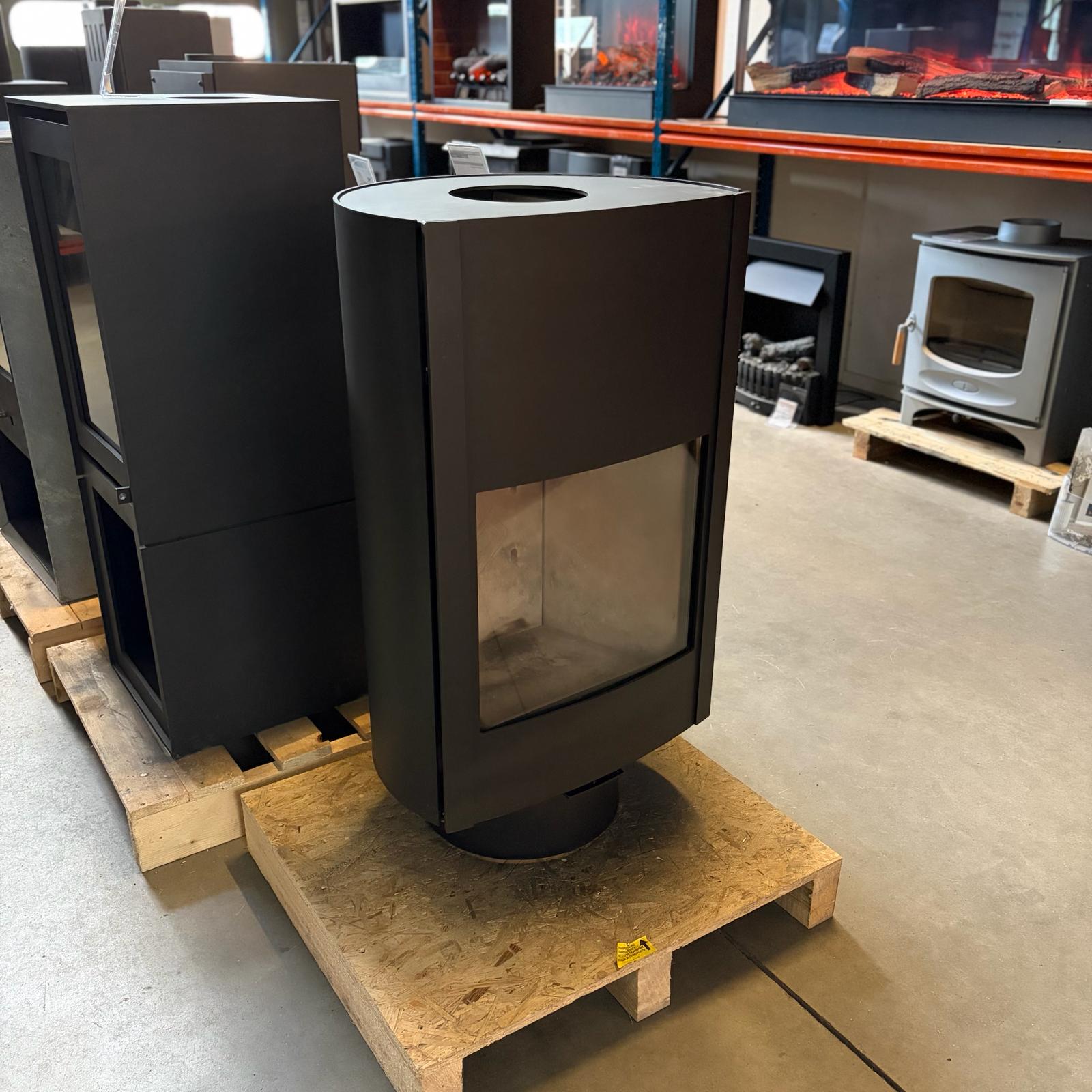 Leenders Sorenne Op Sokkel Te Zien In Showroom Halle